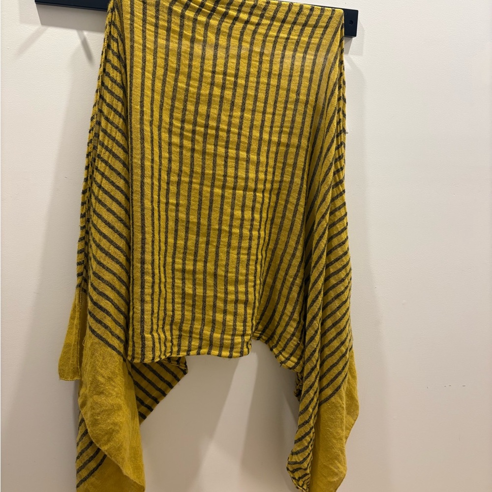 Elegant Yellow and Black Striped Scarf